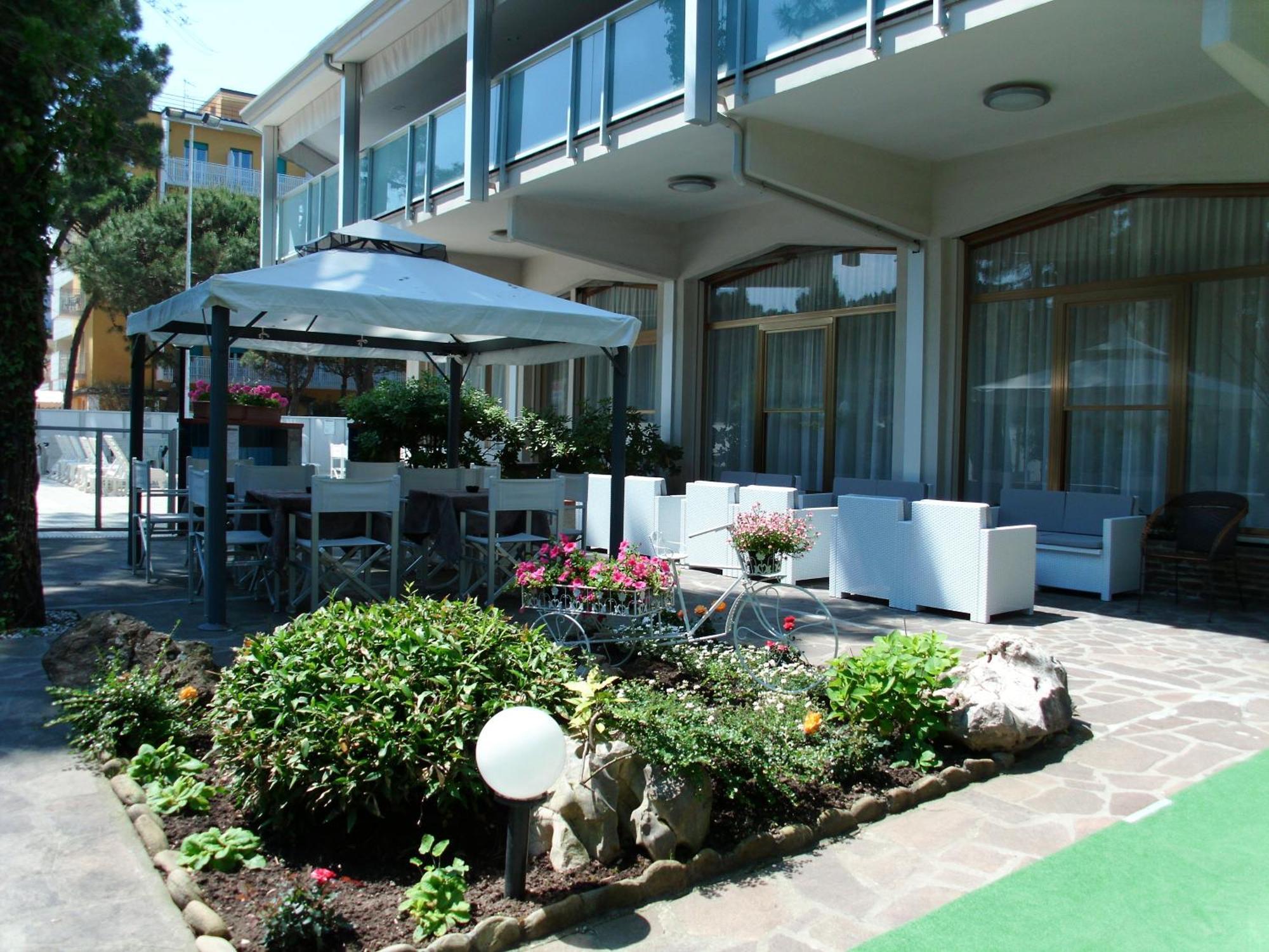 Hotel Sahara Milano Marittima Ngoại thất bức ảnh
